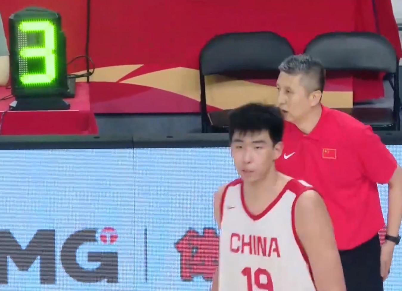 中国男篮4分险胜！广东帮砍25+13，徐昕首秀爆发，王俊杰锁定首发